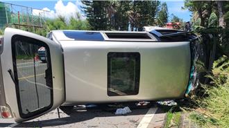 闪猫自撞路树翻车  车头全毁酿2人伤