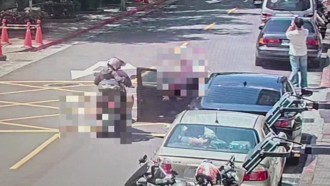 行车纠纷爆衝突！Uber司机开门击落机车 3童目睹家长互殴溅血