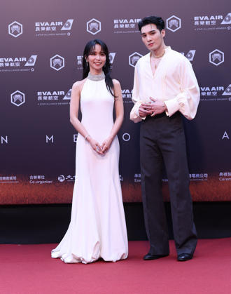 金曲36》陳明珠純白禮服優雅現身 三搭黃偉晉展現絕佳默契