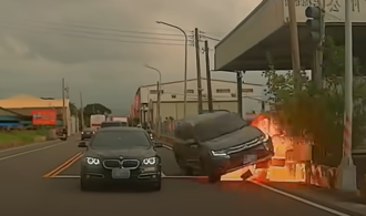 影》高雄休旅車「撞爆變電箱」炸出火花 驚悚畫面曝光