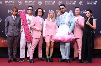 金曲36》紅毯搞怪出大招！芭樂籽大叔賭輸了 全員淪「粉紅女僕」