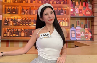 女星沙發挑逗「勾出性感丁字褲」抓包渣男友偷吃學妹 火爆攤牌