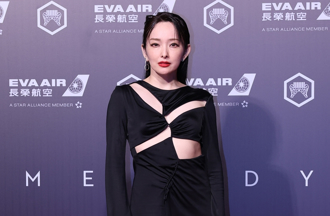 金曲36》愛紗胸前開洞擠出事業線 上半身一片肉色超辣