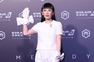 金曲36》魏如萱紅毯造型 全網傻眼「像嬰兒尿布」：造型師出來道歉