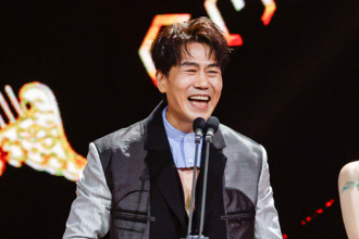 金曲36》羅時豐西裝挖空露胸！56歲前衛造型網看呆