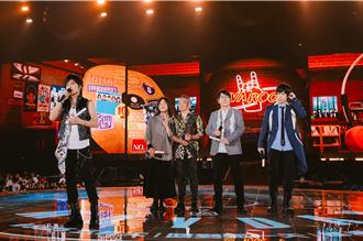 五月天實踐唱到80歲承諾！秀拐杖螢光棒「不用麻煩孫子孫女」