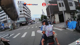 爸爸騎機車載！女童坐後座沒戴安全帽K書遭檢舉失敗 警方解釋了