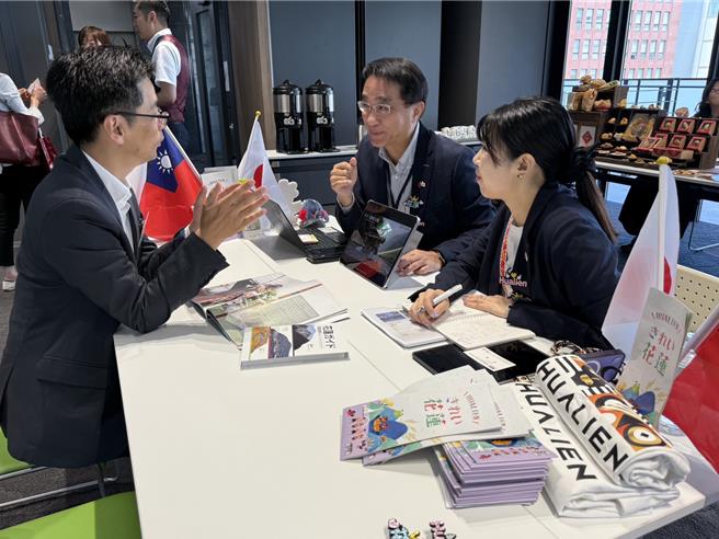 在花莲推广摊位与日方业者洽谈相关旅游资讯及未来合作模试。（花莲县府提供／王志伟花莲传真）