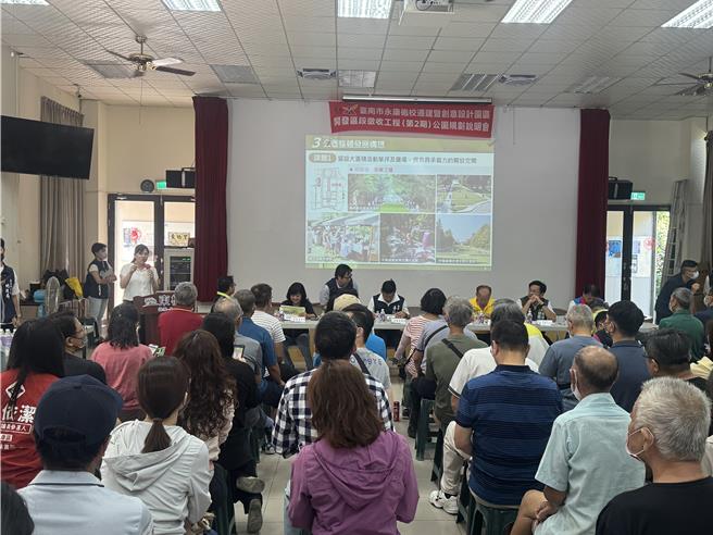 永康砲校搬遷是地方大事，地政局28日於東橋里活動中心舉辦「永康砲校遷建暨創意設計園區開發區段徵收工程第2期公園規畫說明會」，上百人到場關心。（曹婷婷攝）
