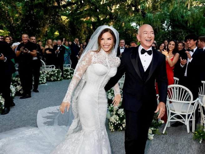 亞馬遜創辦人貝佐斯（右）27日在義大利威尼斯舉辦婚宴，迎娶記者出身的女友桑琪士。圖為桑琪士在IG發布的婚禮照片。（路透）