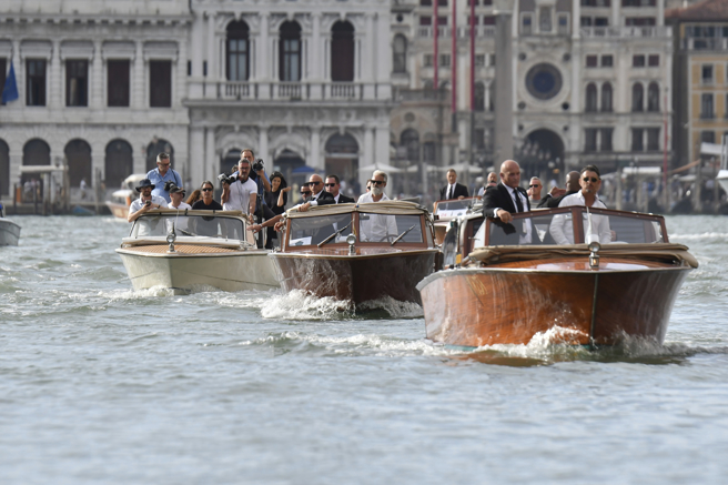 貝佐斯27日在義大利威尼斯搭乘水上計程車，準備出席婚禮。（美聯社）