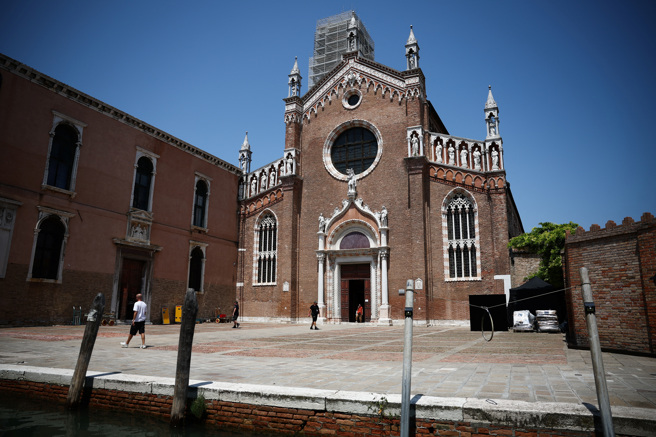 威尼斯果園聖母堂是貝佐斯婚禮前夜派對的地點，興建於14世紀。照片攝於26日。（路透）