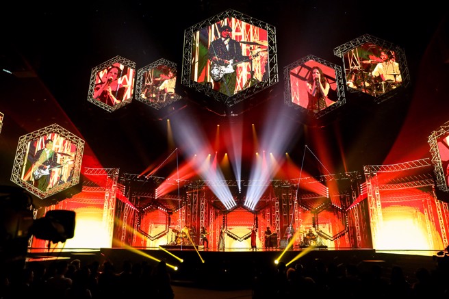 杨乃文与告五人首次公开合作。（图／台视提供）