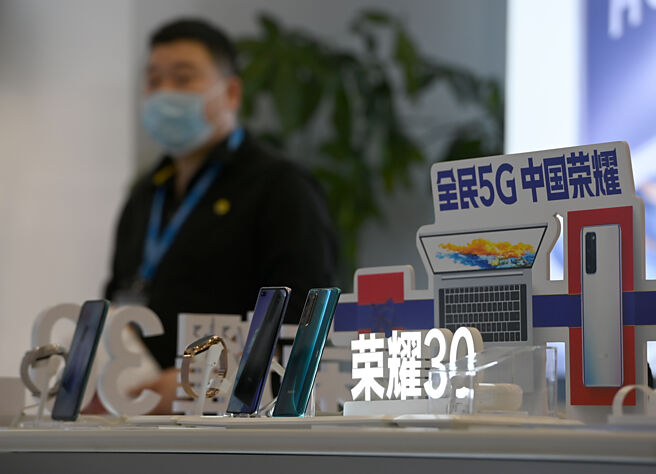 大陆智慧手机品牌荣耀，叩关A股传出新进展。图／中新社