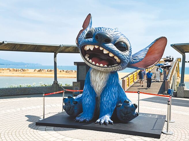 巨型雕像作品《星际宝贝：史迪奇》。图／福容大饭店福隆提供