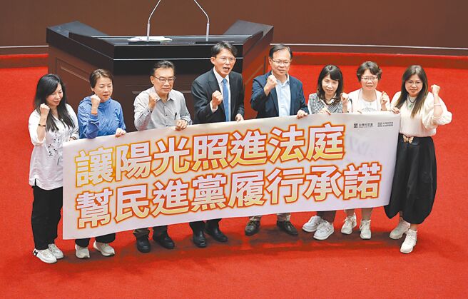 立法院27日院會三讀通過有關「法庭直播」的「法院組織法部分條文修正草案」，民眾黨立委在議場內拉起「讓陽光照進法庭，幫民進黨履行承諾」布條。（姚志平攝）