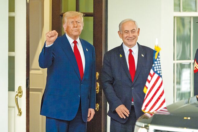 以媒揭露，川普（左）和以色列总理尼坦雅胡同意2周内结束迦萨战争。（美联社）