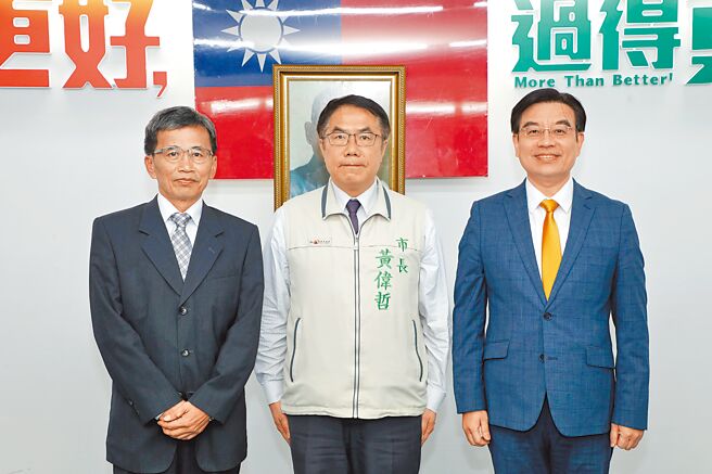 台南市政府研考会主委蒙志成（右）去年7月自成功大学借调市府，因涉贪交保，27日请辞获准。（摘自台南市政府官网／曹婷婷台南传真）