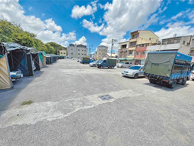 嘉义县义竹乡公所规画兴建「乐活运动馆」预定地是公有地，目前被当成停车场使用。（本报资料照）