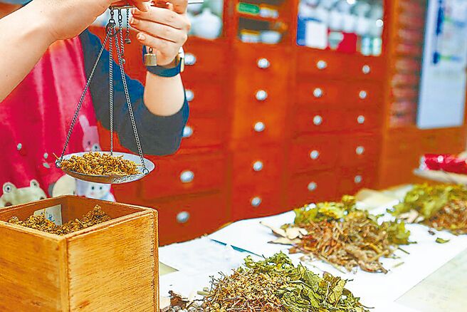 中医师指出，药酒结合中药疗效和酒的引导力，是有根据的养生之道，但要记得「对症喝」才有效、「适量喝」才安全。（本报资料照片）