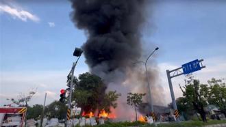 分秒必爭！高雄回收場火警「對面是加油站」 黑煙蓋天現駭人畫面