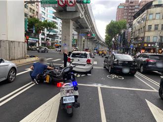 黃牌重機超離譜「四貼」 一家四口追尾撞轎車被彈飛