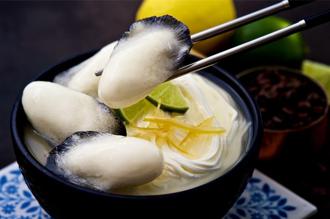 拟真蛋糕专家打造趣味父亲节 神旺普诺麵包坊「鲜蚵棒棒麵」顶级之作太像了！