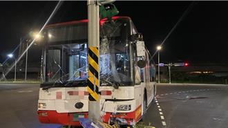 桃園客運左轉自撞安全島　「擋風玻璃碎裂」駕駛擦傷送醫