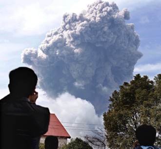 新燃岳大喷发 火山性地震逾2192次 火山灰「像太白粉般凝结」