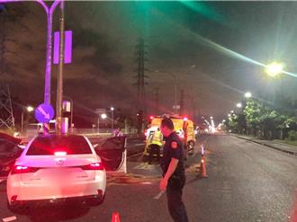 高雄小港區又傳車禍！6旬駕駛自撞分隔島 輪胎脫落撞對向車