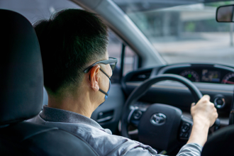 雨天開車燈仍被罰1200元 交通局曝規定 一票駕駛違規傻眼