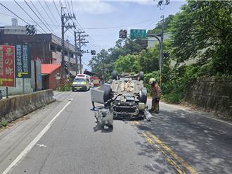 五股休旅車自撞護欄翻覆 夫妻受傷送醫