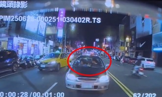 男開車回頭打小孩　女怒抱2兒路中下車「家暴畫面曝」