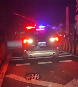 警車卡在平交道柵欄壓車頭　警：在等主線列車！沒違規