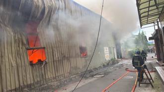 快訊》蘆洲民族路鐵皮工廠大火　濃煙竄天「快關窗」