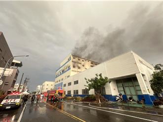 安南區科技公司廠房起火　內有王水、氰化物消防搶救中