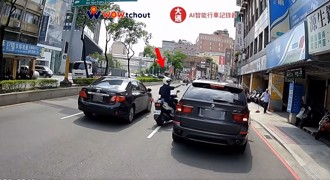 BMW衝出來未禮讓 「踢到鐵板」遭直接攔停