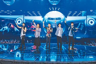 五月天拿拐杖穿越唱到80歲