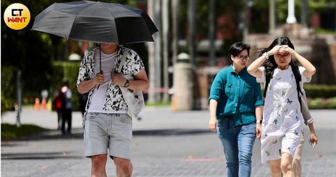 毒物專家建議，若需在戶外長時間活動，建議可用陽傘、長袖衣物等方式防曬。（示意圖／黃耀徵攝）