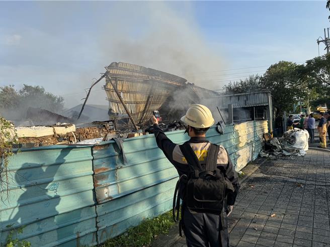 高雄岡山區友情路一處鐵皮搭建的停業資源回收場今（29）日清晨5時許發生火警，火勢波及岡山、橋頭兩區空氣品質，PM2.5濃度飆升至47.9μg／m³，高市府環保局將依空氣汙染防制法開罰10萬至500萬元。（環保局提供）