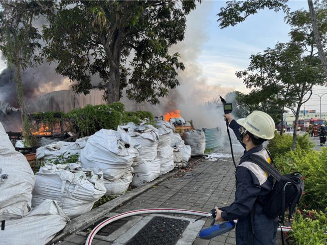 高雄岡山區友情路一處鐵皮搭建的停業資源回收場今（29）日清晨5時許發生火警，火勢波及岡山、橋頭兩區空氣品質，PM2.5濃度飆升至47.9μg／m³，高市府環保局將依空氣汙染防制法開罰10萬至500萬元。（環保局提供）