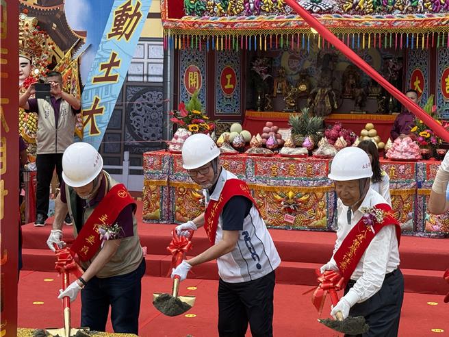 新北市副市长刘和然等人共同执铲，为工程动土大典揭开序幕。（新北市民政局提供）