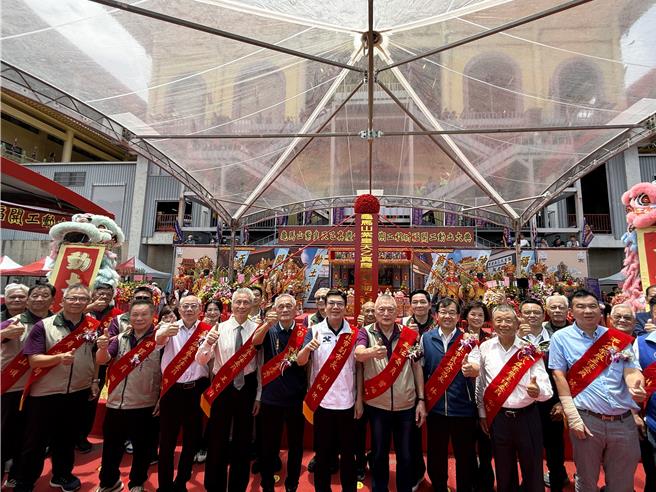 与会贵宾一同合影留念。（新北市民政局提供）