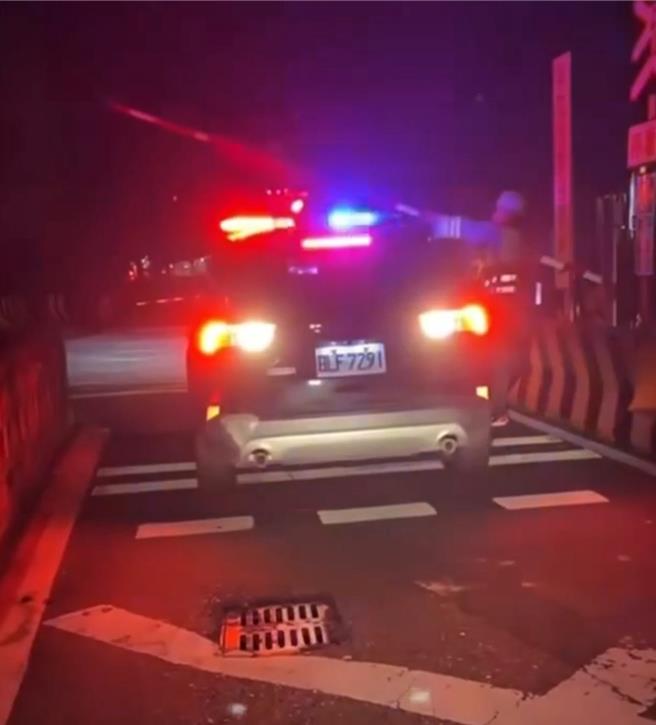 宜蘭有民眾28日晚上7時許，在臉書社團PO文指出「請問這樣算闖越平交道嗎？」照片中只見一輛警車卡在鐵路平交道內。（民眾提供／吳佩蓉宜蘭傳真）