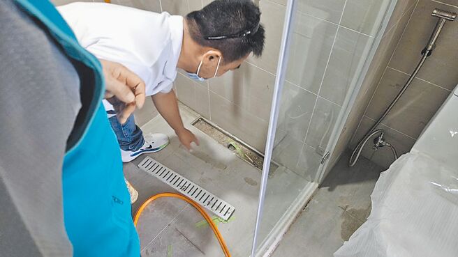 桃园航空城G17安置住宅验屋，被指排水有问题。（游吾和提供／廖姮玥桃园传真）