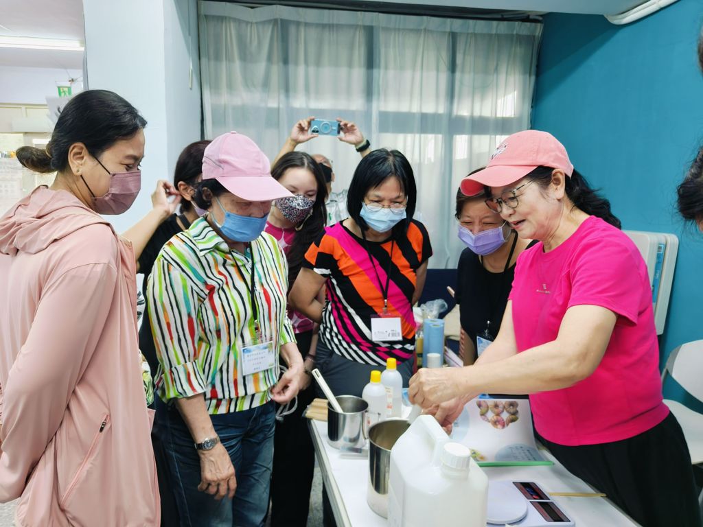 林玲娜老師親自授課，帶領學員們一步步完成羊毛氈皂與甜甜圈造型手工皂。(大安區公所提供)
