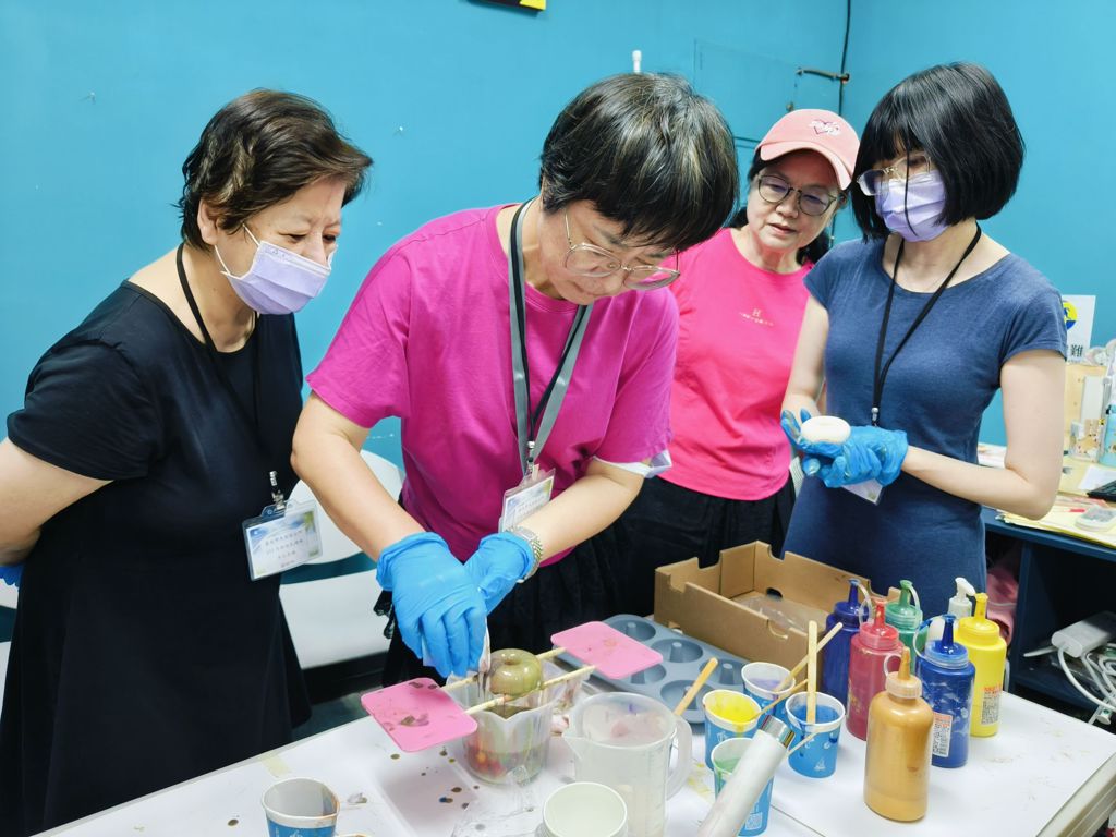 林玲娜老師親自授課，帶領學員們一步步完成羊毛氈皂與甜甜圈造型手工皂。(大安區公所提供)