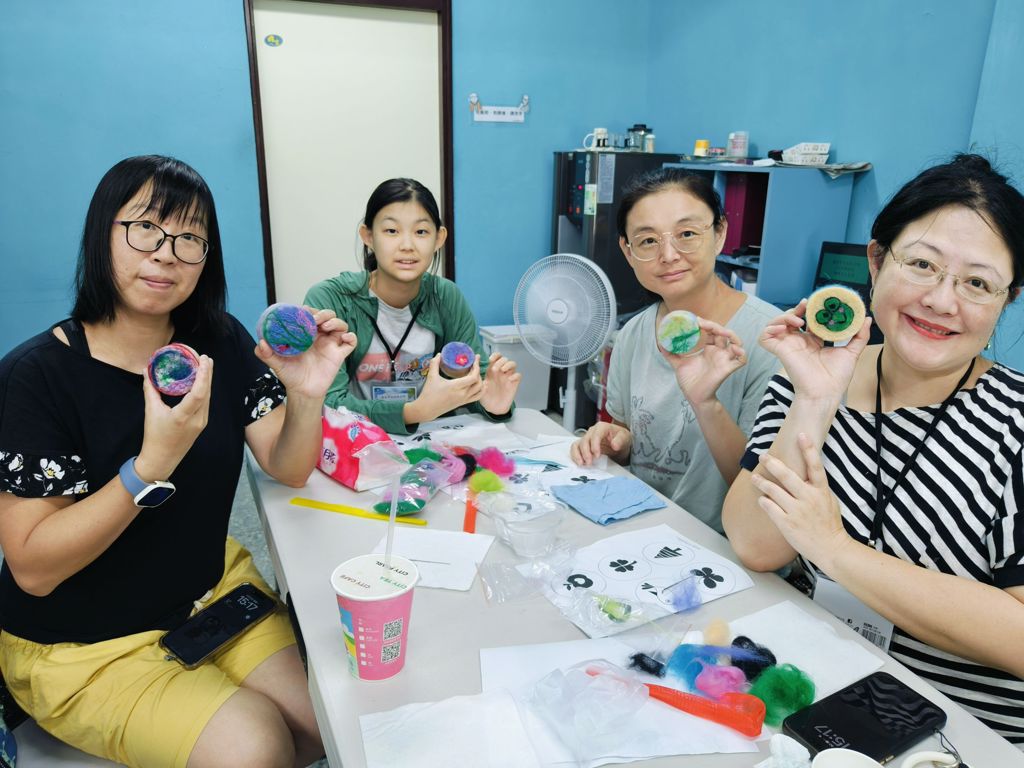 學員們展示自己完成的作品，無論是造型可愛的甜甜圈皂，還是柔軟實用的羊毛氈皂，都令人驚艷。(大安區公所提供)