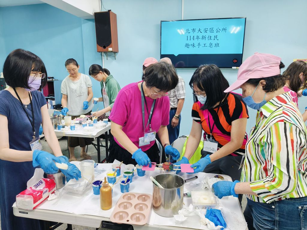 學員們在愉快的氣氛中不但學會了製皂技術，更提升了自信與成就感。。(大安區公所提供)