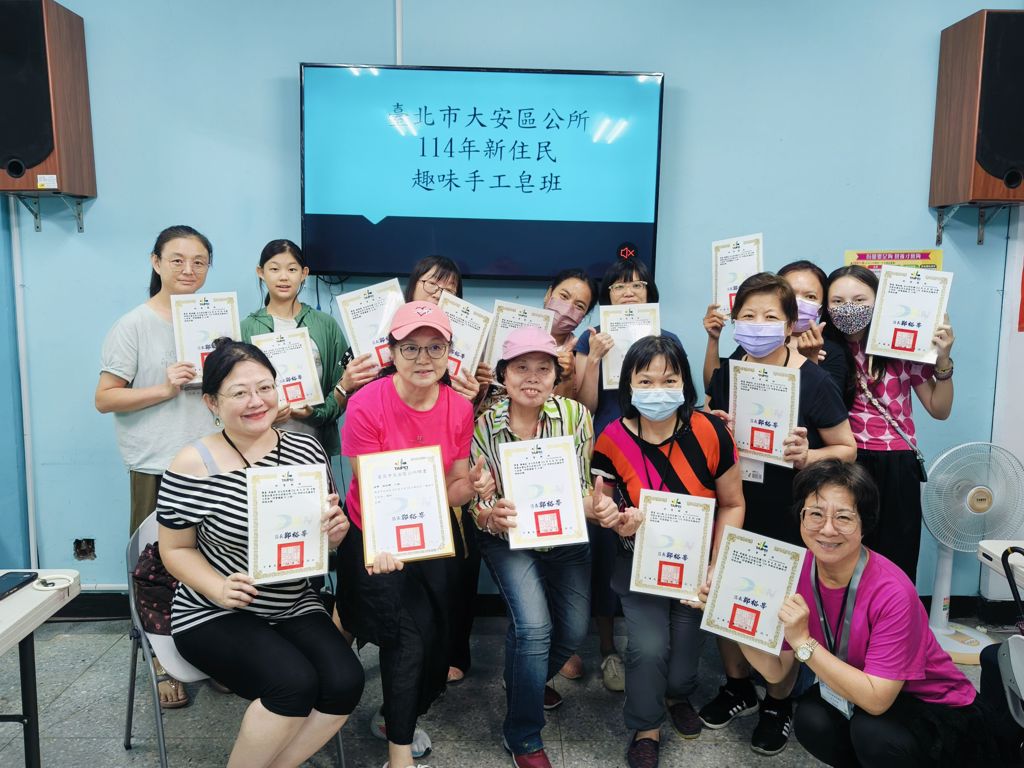 學員開心拿著成品與證書合影。(大安區公所提供)